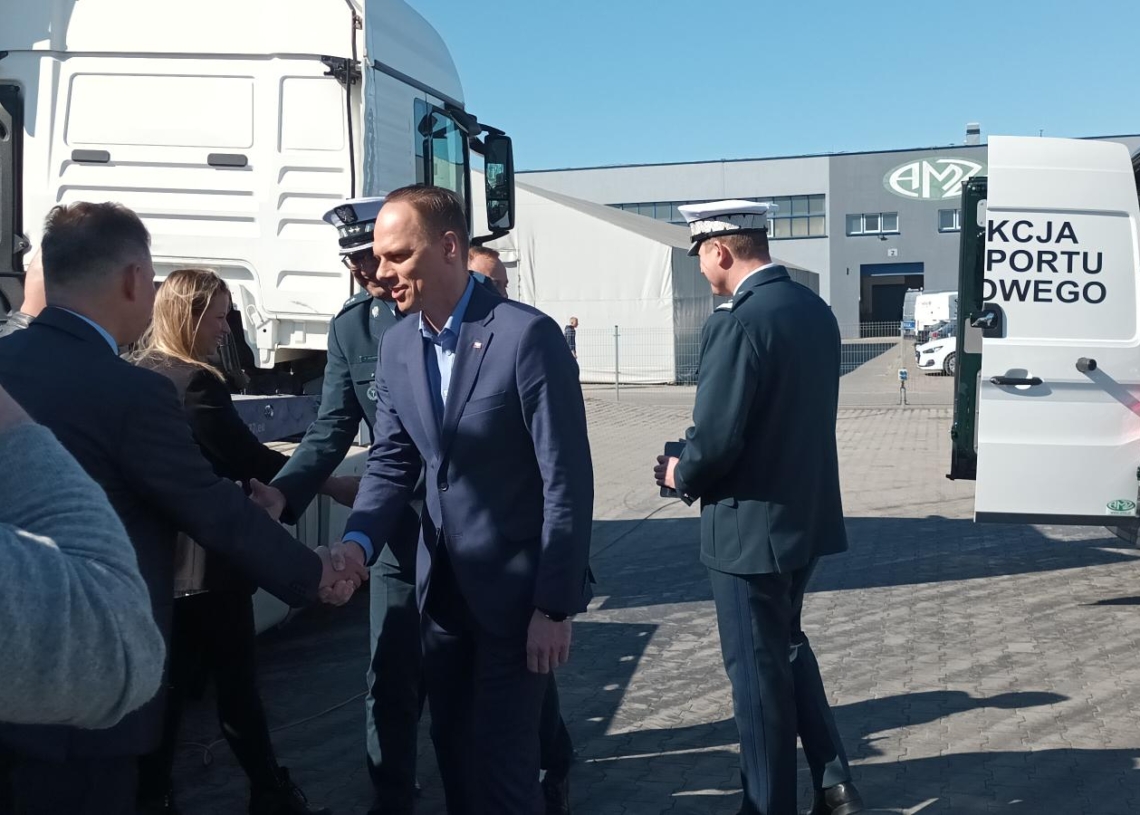 Inspekcja Transportu Drogowego odebrała w Kutnie 10 nowych furgonów [ZDJĘCIA]