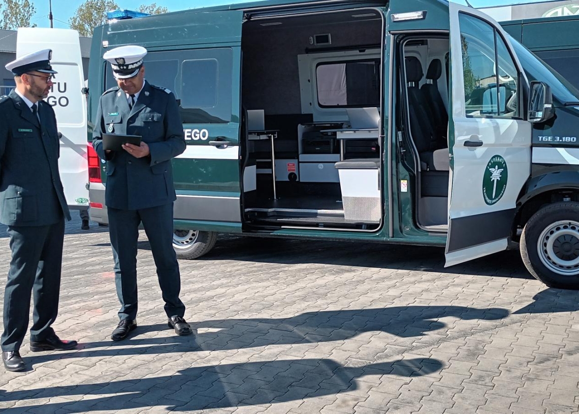 Inspekcja Transportu Drogowego odebrała w Kutnie 10 nowych furgonów [ZDJĘCIA]
