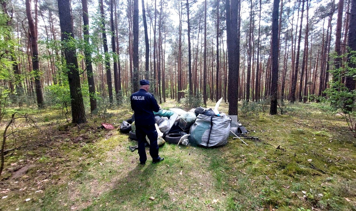 41-latek z Piotrkowa porzucił śmieci w lesie. Wkrótce odpowie za to przed sądem