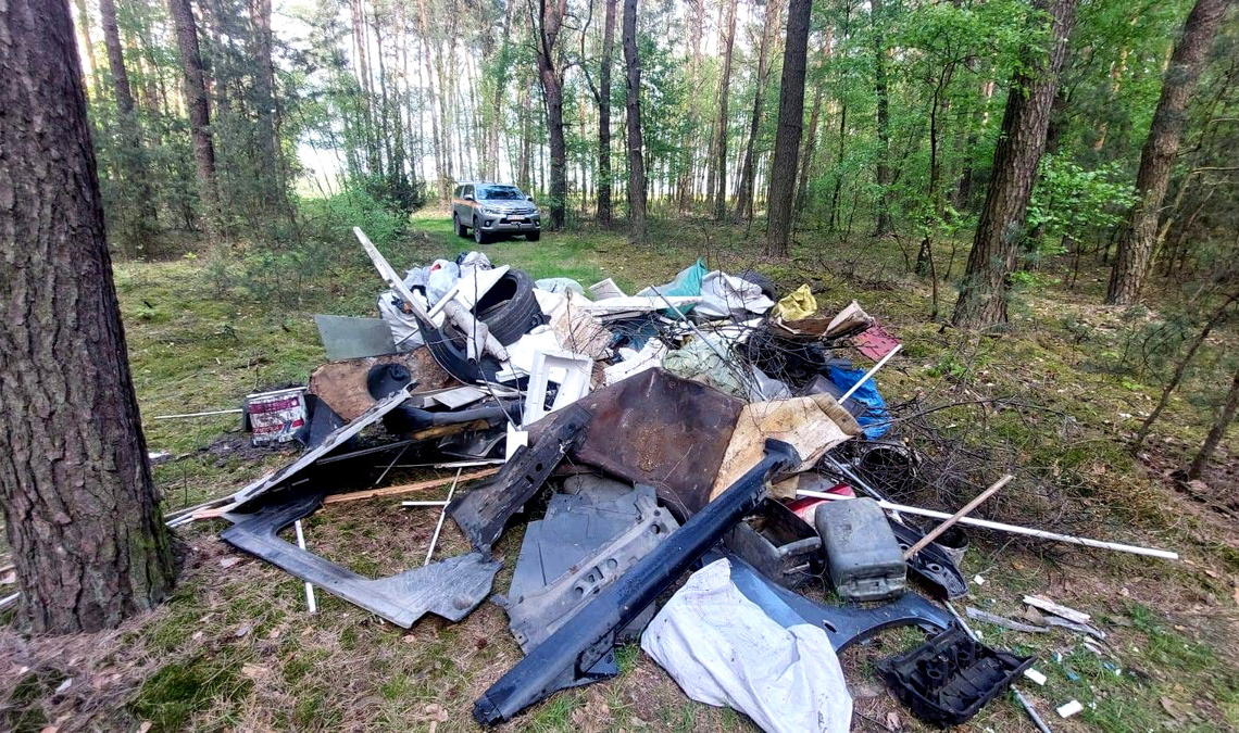 Porzucił śmieci w lesie