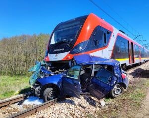 Majówka 2023 w Łódzkiem. Osobówka zderzyła się z pociągiem na przejeździe kolejowym