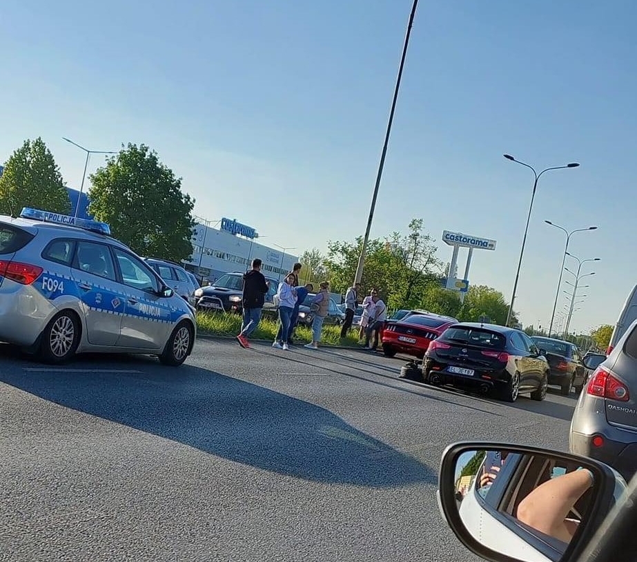 Utrudnienia na alei Jana Pawła II. Zderzenie osobówek na nitce w kierunku Mickiewicza