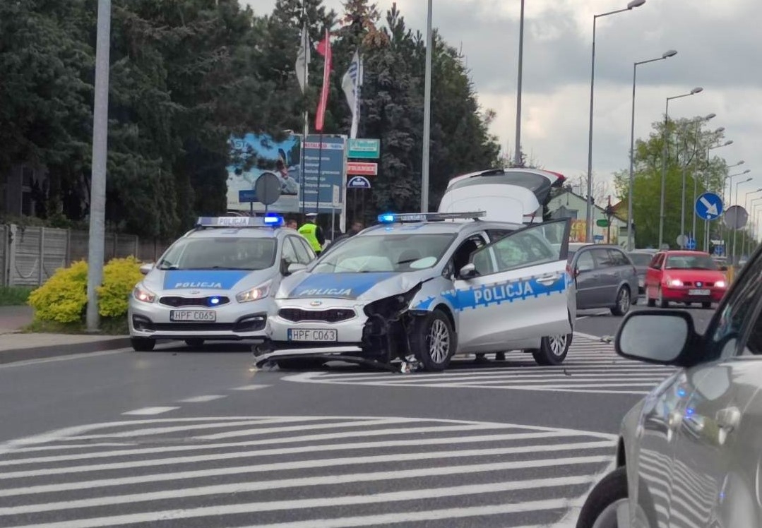 Kolizja radiowozu z oplem w Piotrkowie Trybunalskim. Policjant trafił do szpitala