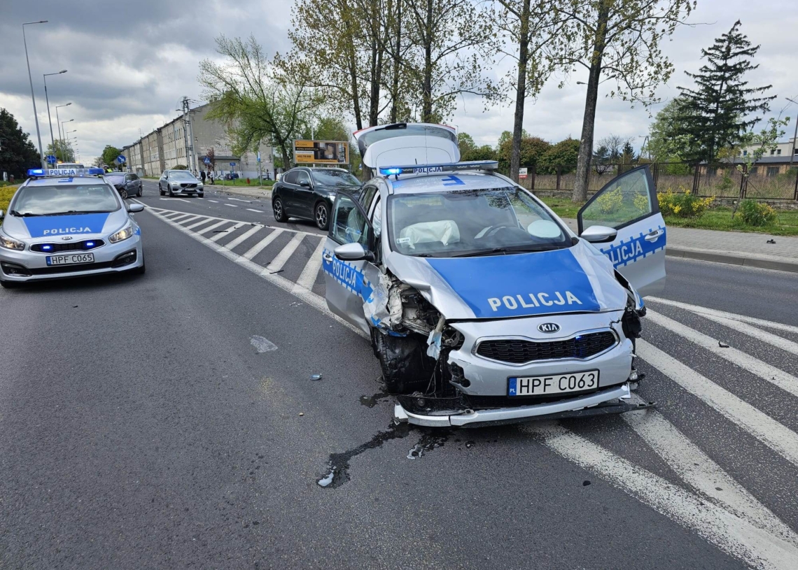 Kolizja radiowozu z oplem w Piotrkowie Trybunalskim. Policjant trafił do szpitala