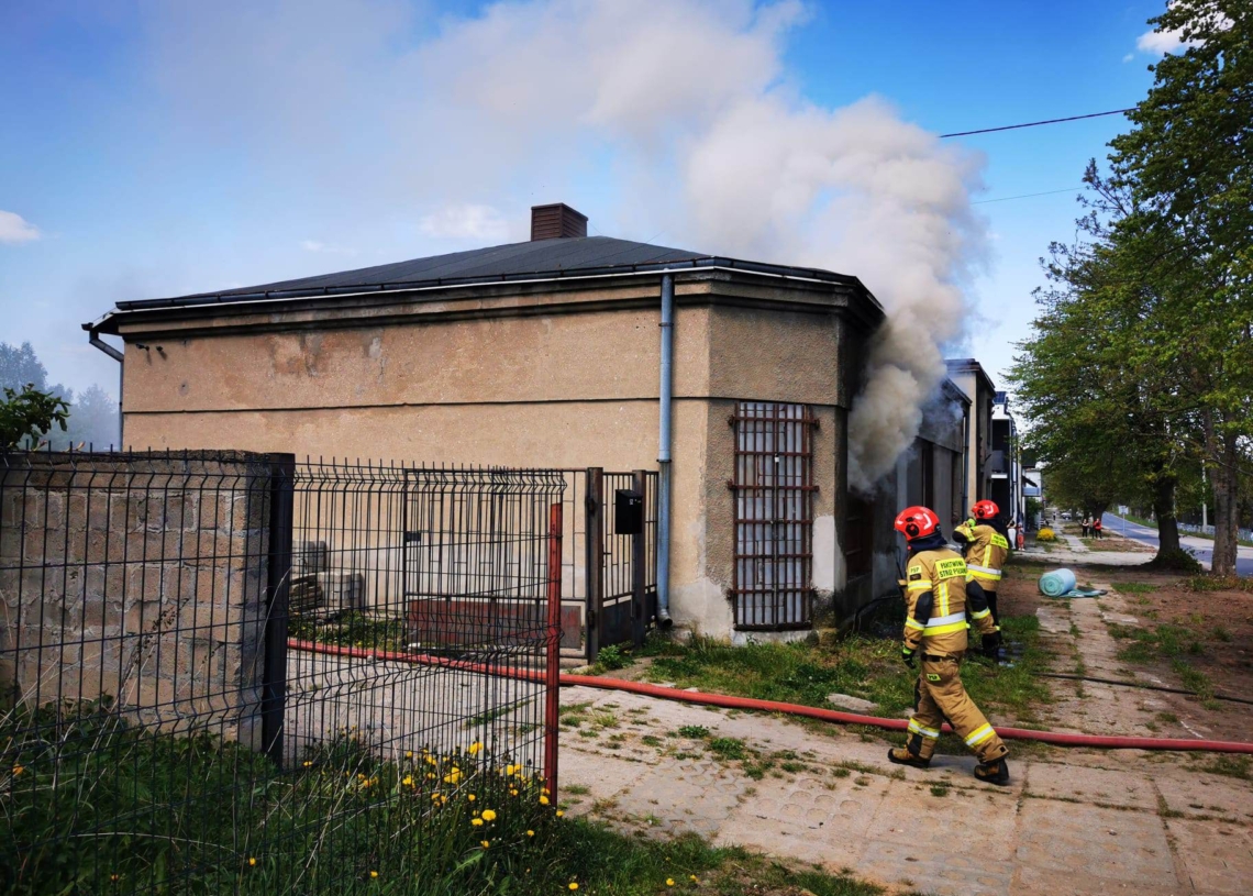 Pożar budynku jednorodzinnego w Zduńskiej Woli [ZDJĘCIA]