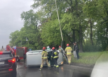 Samochód uderzył w latarnię na Zgierskiej w Łodzi