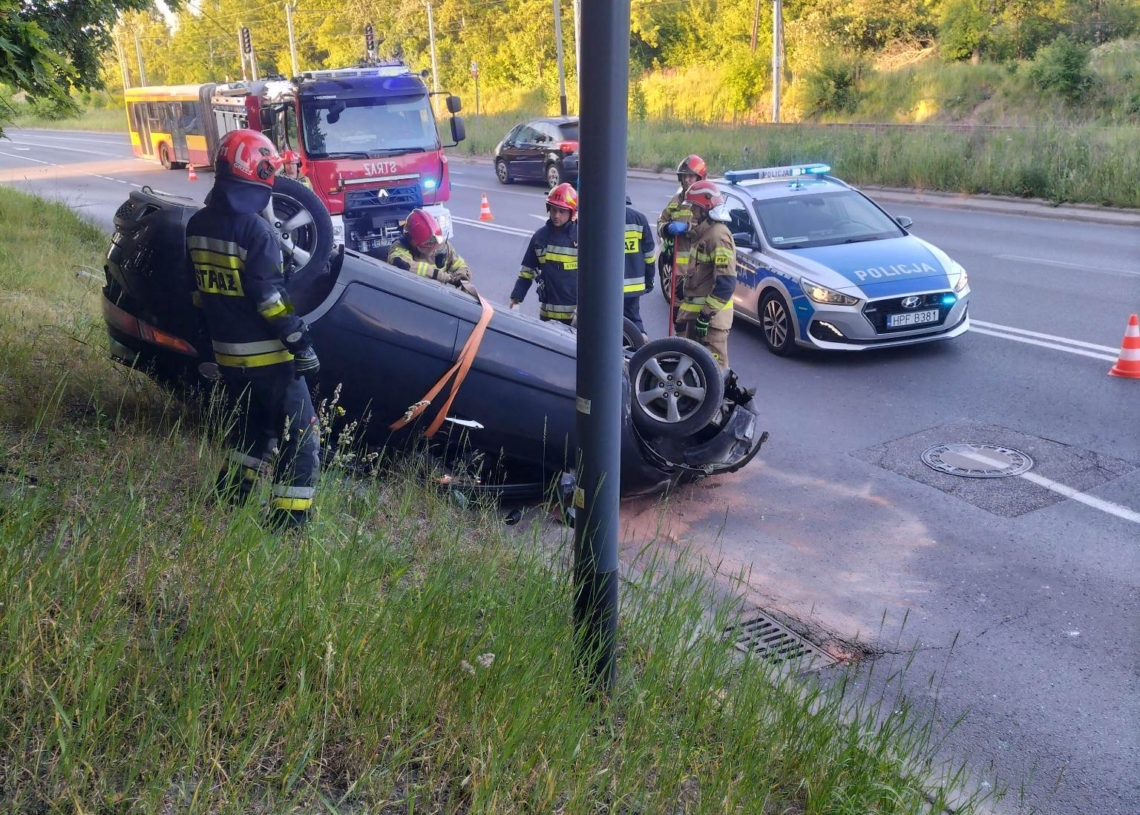 Kolizja samochodów na Maratońskiej w Łodzi. Jeden pojazd dachował