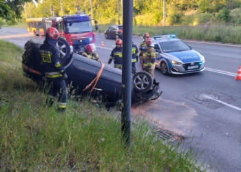 Kolizja samochodów na Maratońskiej w Łodzi. Jeden pojazd dachował