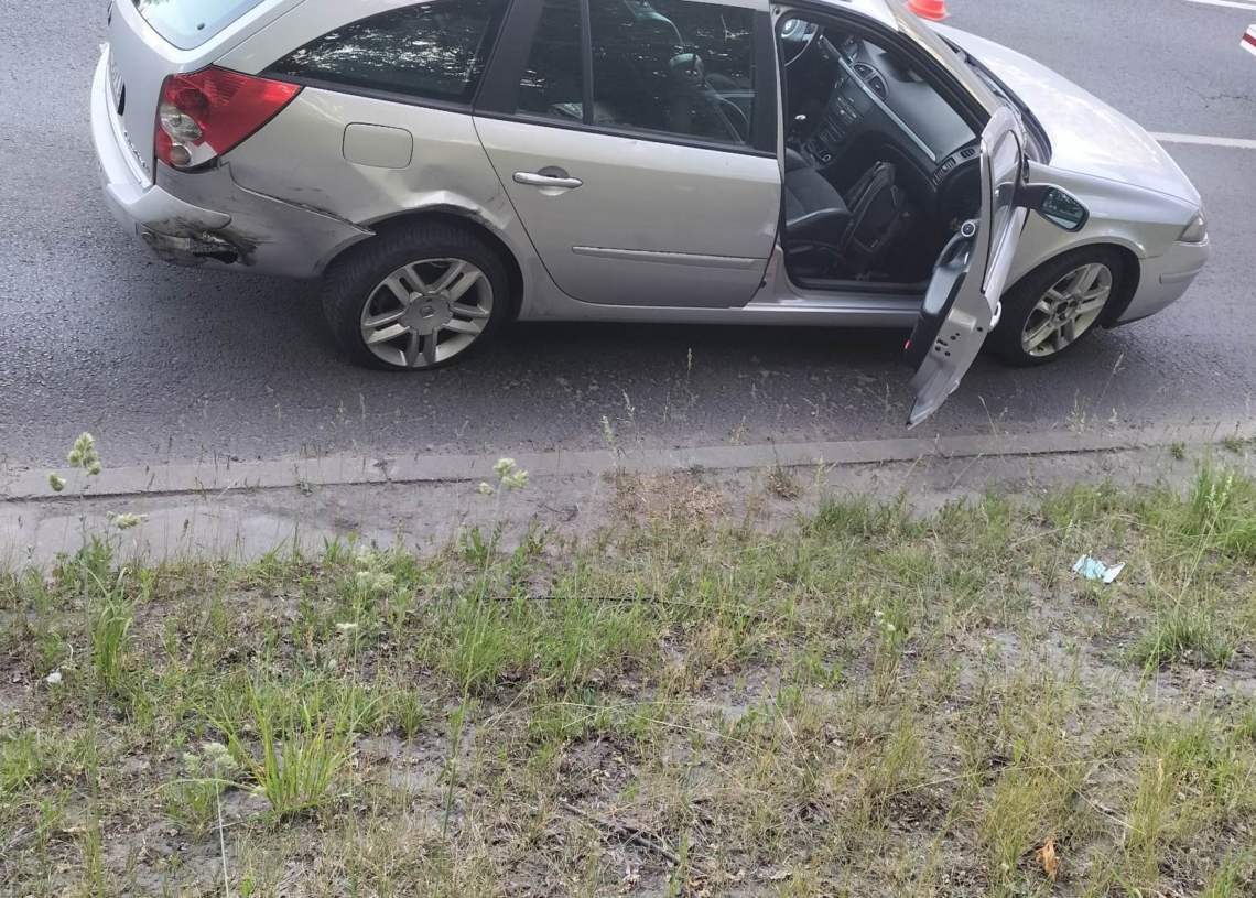 Kolizja samochodów na Maratońskiej w Łodzi. Jeden pojazd dachował
