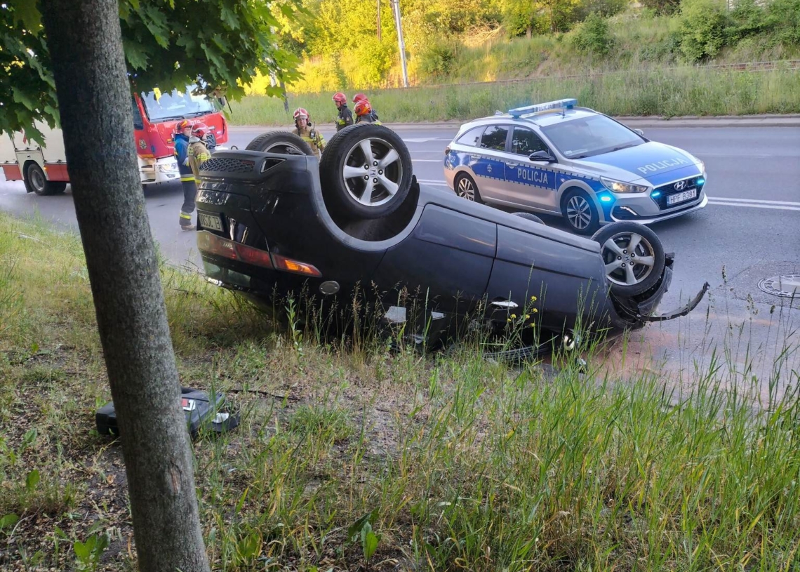 Kolizja samochodów na Maratońskiej w Łodzi. Jeden pojazd dachował