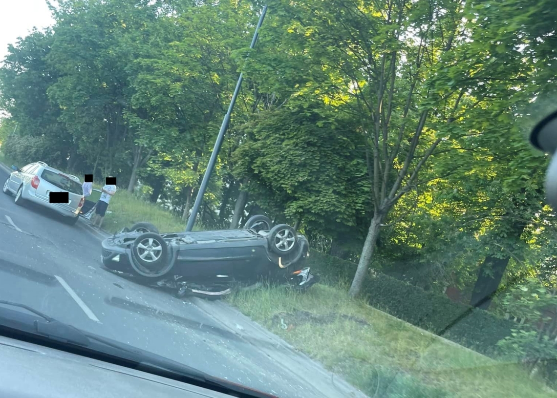 Kolizja samochodów na Maratońskiej w Łodzi. Jeden pojazd dachował