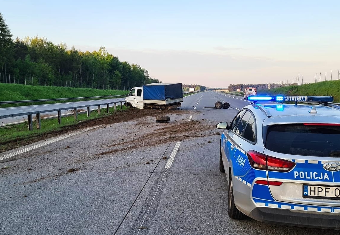 Bus wpadł w bariery na A1. Policja poszukuje kierowcy