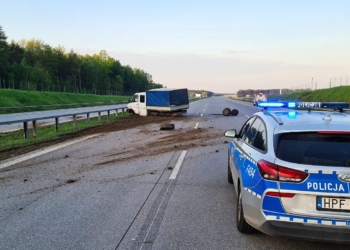 Bus wpadł w bariery na A1. Policja poszukuje kierowcy