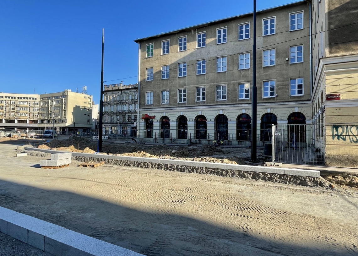 Modernizacja placu Wolności. Na razie ustawiono tylko 3 słupy trakcyjne