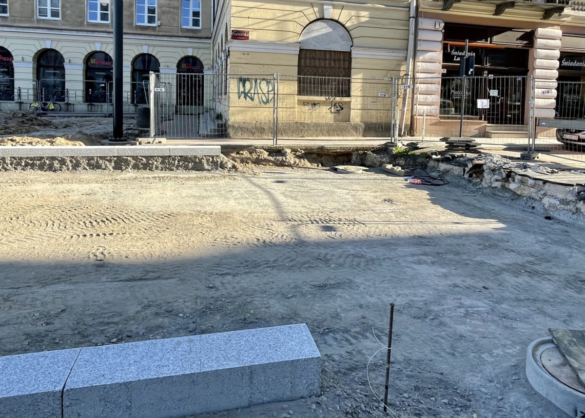 Modernizacja placu Wolności. Na razie ustawiono tylko 3 słupy trakcyjne