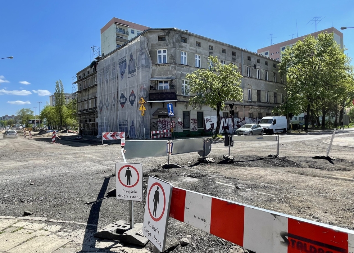 Mija miesiąc od rozpoczęcia modernizacji drugiej części Przybyszewskiego. Jak postępują prace? [ZDJĘCIA + WIDEO]