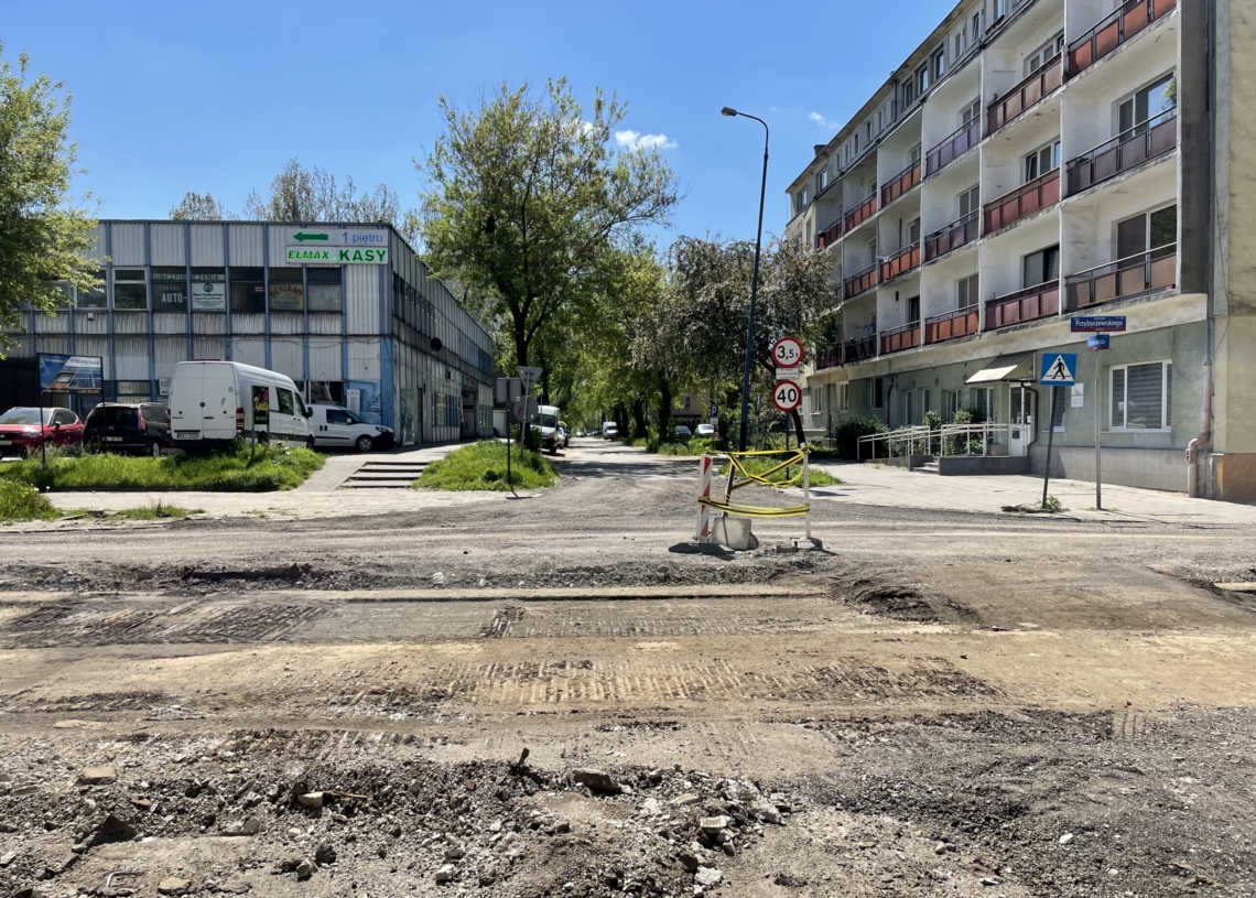 Mija miesiąc od rozpoczęcia modernizacji drugiej części Przybyszewskiego. Jak postępują prace? [ZDJĘCIA + WIDEO]