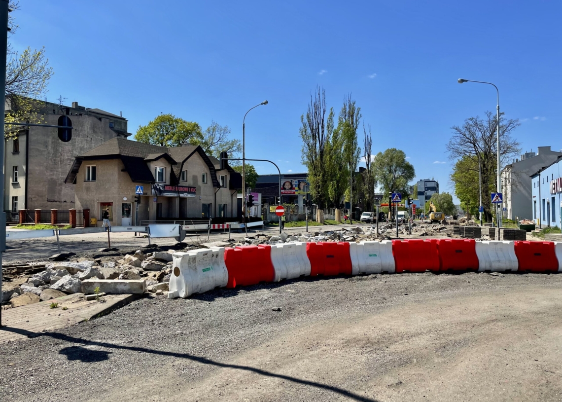 Mija miesiąc od rozpoczęcia modernizacji drugiej części Przybyszewskiego. Jak postępują prace? [ZDJĘCIA + WIDEO]