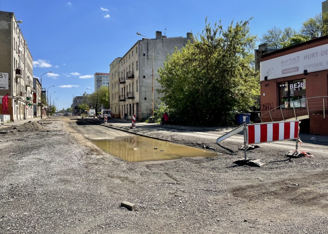 Mija miesiąc od rozpoczęcia modernizacji drugiej części Przybyszewskiego. Jak postępują prace? [ZDJĘCIA + WIDEO]