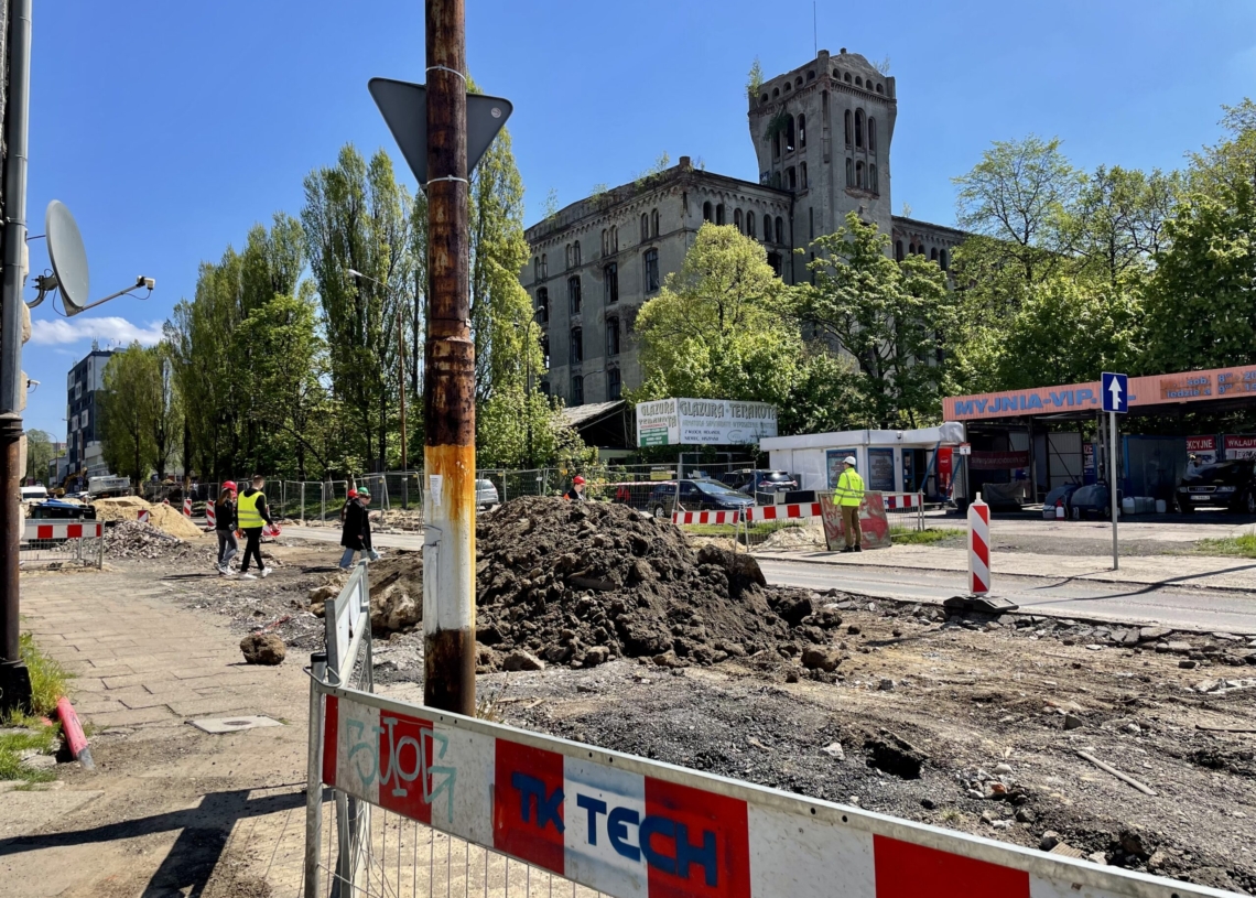 Mija miesiąc od rozpoczęcia modernizacji drugiej części Przybyszewskiego. Jak postępują prace? [ZDJĘCIA + WIDEO]
