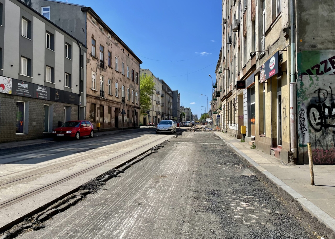 Mija miesiąc od rozpoczęcia modernizacji drugiej części Przybyszewskiego. Jak postępują prace? [ZDJĘCIA + WIDEO]