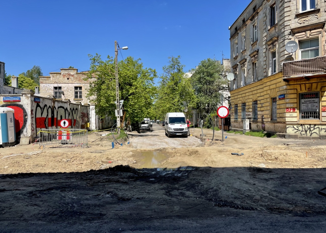 Mija miesiąc od rozpoczęcia modernizacji drugiej części Przybyszewskiego. Jak postępują prace? [ZDJĘCIA + WIDEO]