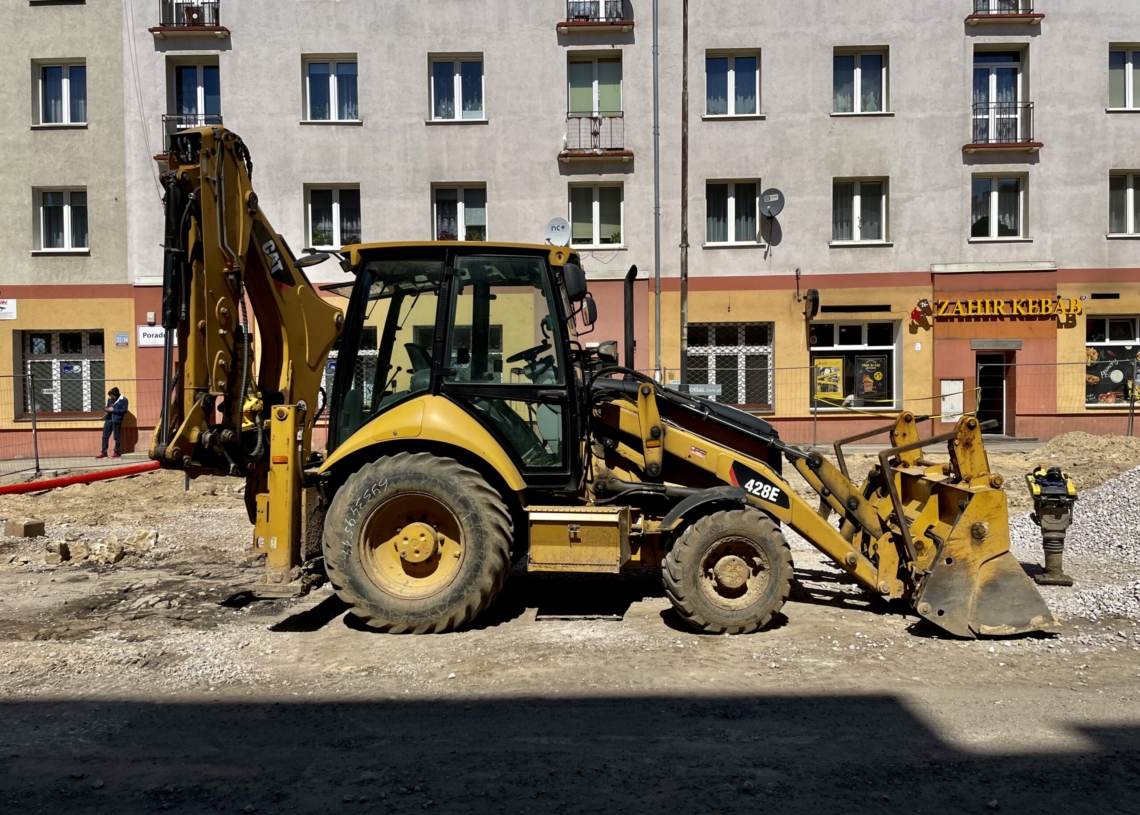 Mija miesiąc od rozpoczęcia modernizacji drugiej części Przybyszewskiego. Jak postępują prace? [ZDJĘCIA + WIDEO]