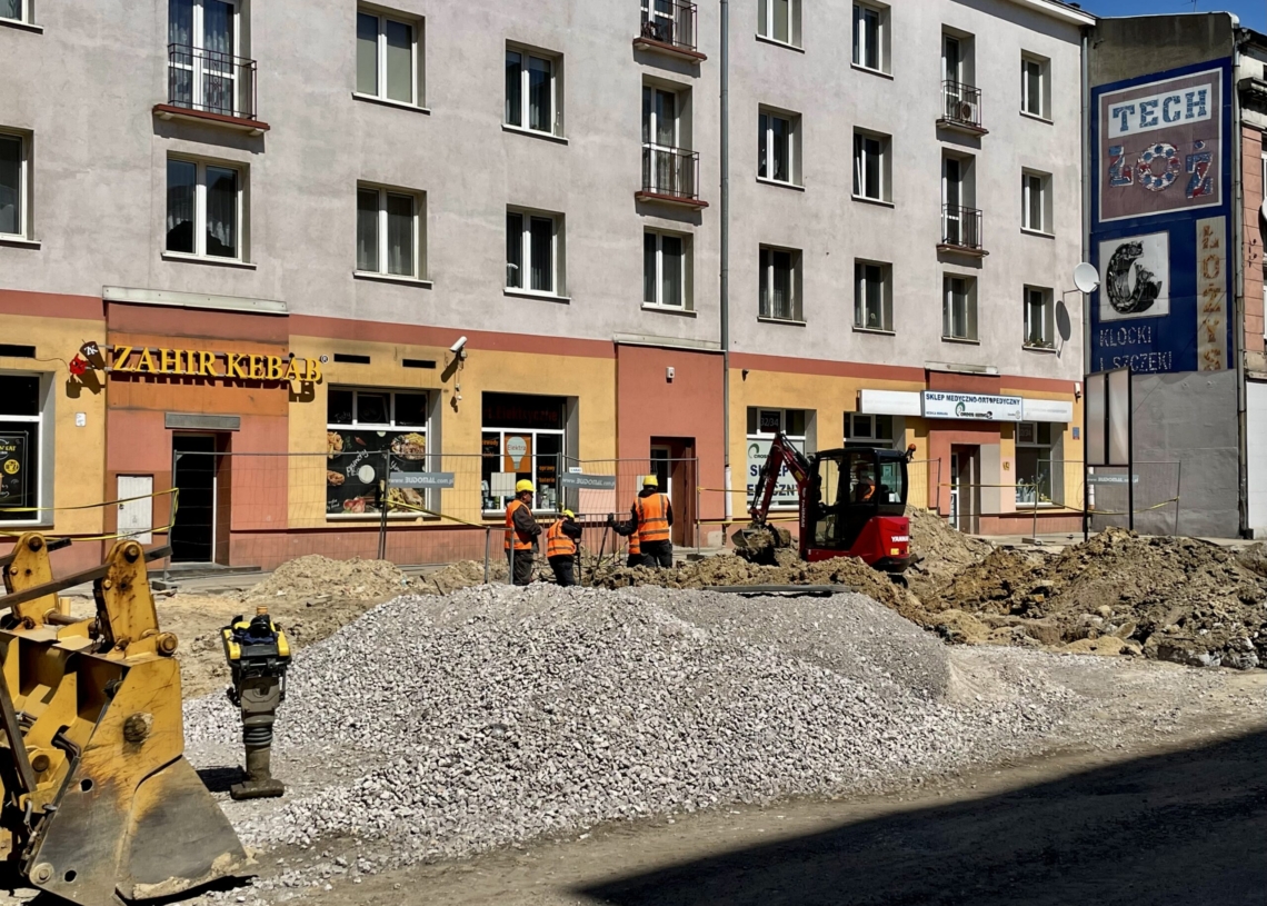 Mija miesiąc od rozpoczęcia modernizacji drugiej części Przybyszewskiego. Jak postępują prace? [ZDJĘCIA + WIDEO]