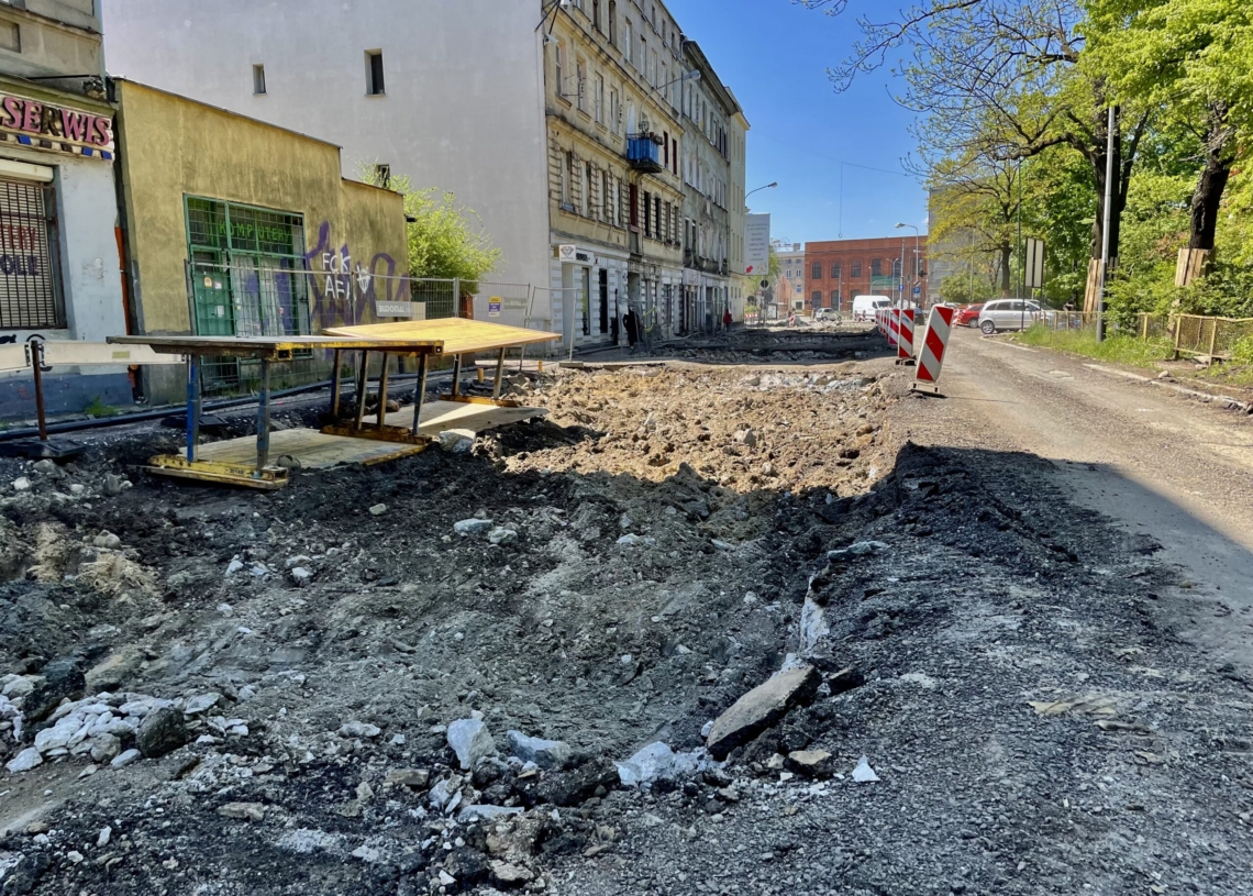 Mija miesiąc od rozpoczęcia modernizacji drugiej części Przybyszewskiego. Jak postępują prace? [ZDJĘCIA + WIDEO]