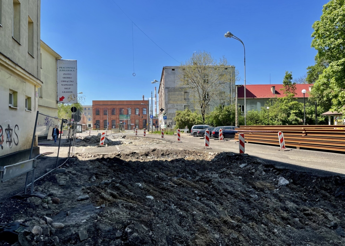 Mija miesiąc od rozpoczęcia modernizacji drugiej części Przybyszewskiego. Jak postępują prace? [ZDJĘCIA + WIDEO]