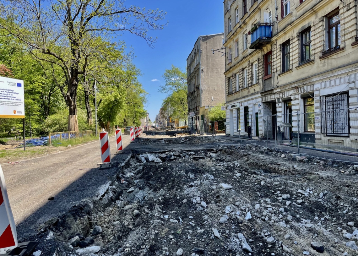 Mija miesiąc od rozpoczęcia modernizacji drugiej części Przybyszewskiego. Jak postępują prace? [ZDJĘCIA + WIDEO]