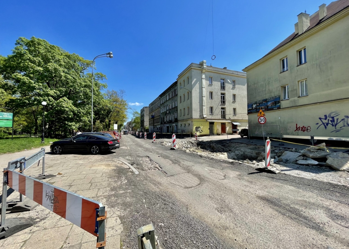 Mija miesiąc od rozpoczęcia modernizacji drugiej części Przybyszewskiego. Jak postępują prace? [ZDJĘCIA + WIDEO]