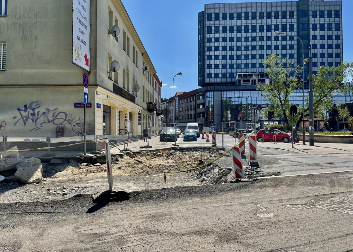 Mija miesiąc od rozpoczęcia modernizacji drugiej części Przybyszewskiego. Jak postępują prace? [ZDJĘCIA + WIDEO]