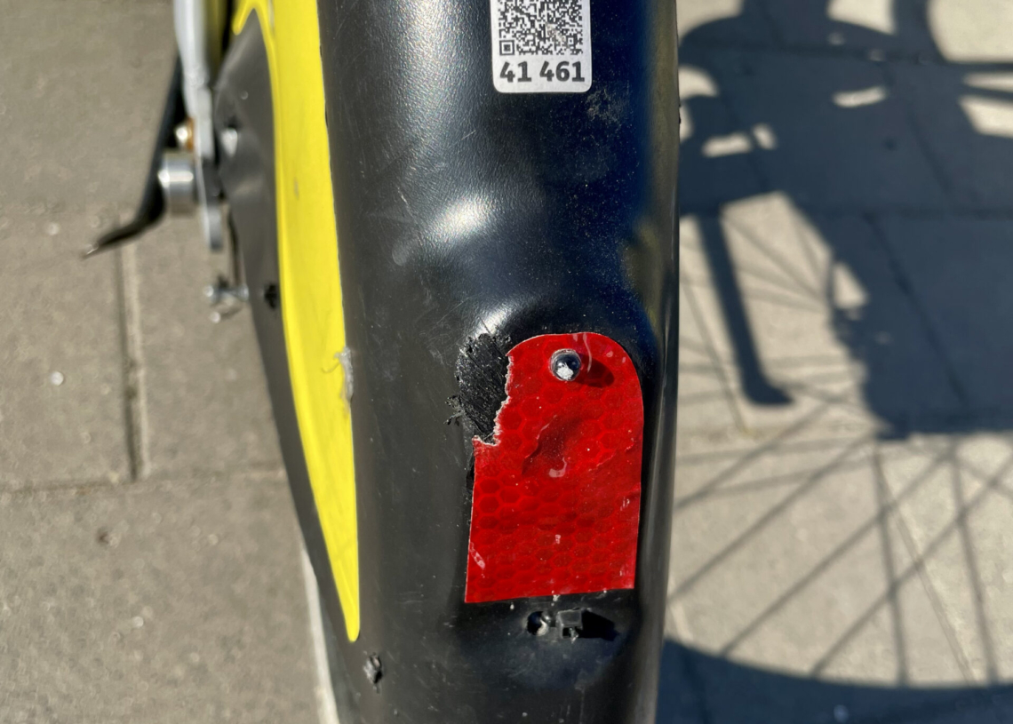 Zamiast lampek w pojazdach Łódzkiego Roweru Publicznego naklejki odblaskowe z diodą. Bezpieczne rozwiązanie? [ZDJĘCIA]