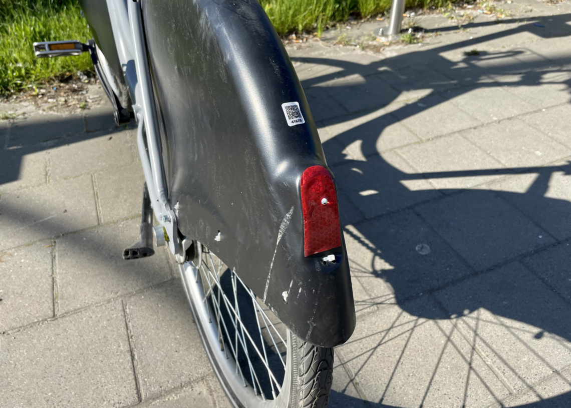 Zamiast lampek w pojazdach Łódzkiego Roweru Publicznego naklejki odblaskowe z diodą. Bezpieczne rozwiązanie? [ZDJĘCIA]