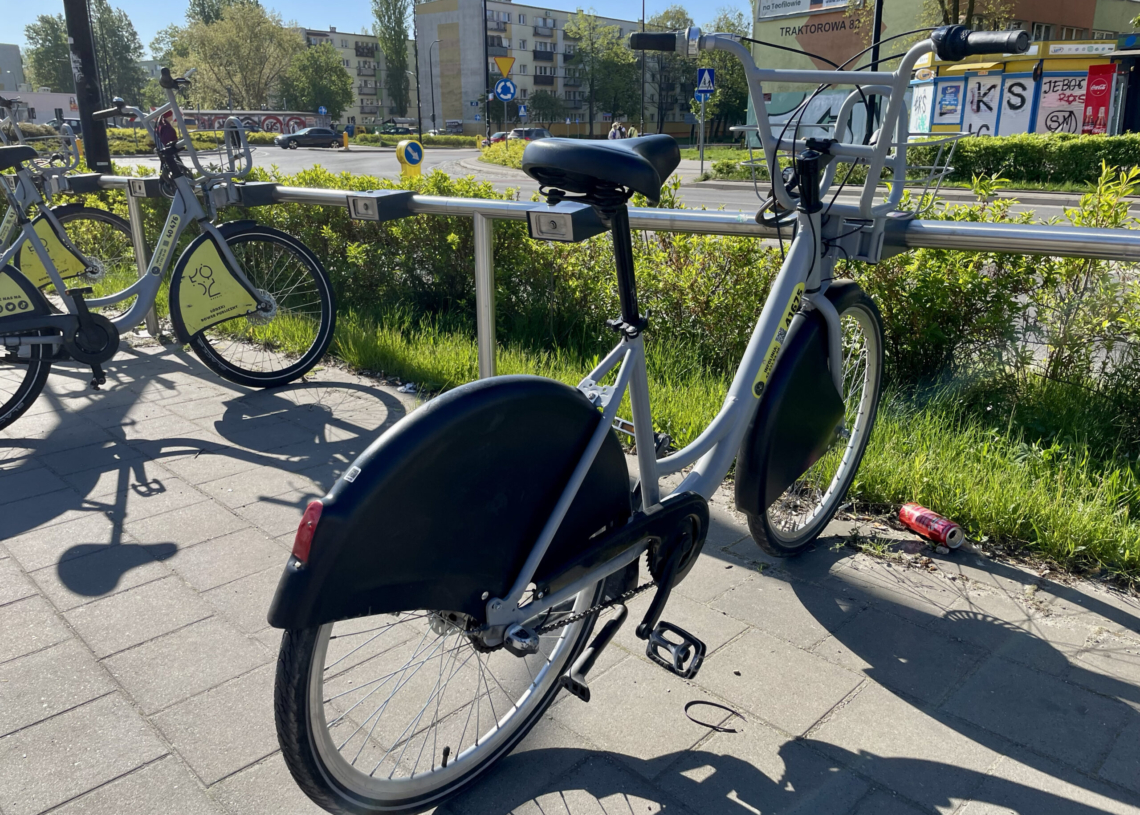 Zamiast lampek w pojazdach Łódzkiego Roweru Publicznego naklejki odblaskowe z diodą. Bezpieczne rozwiązanie? [ZDJĘCIA]