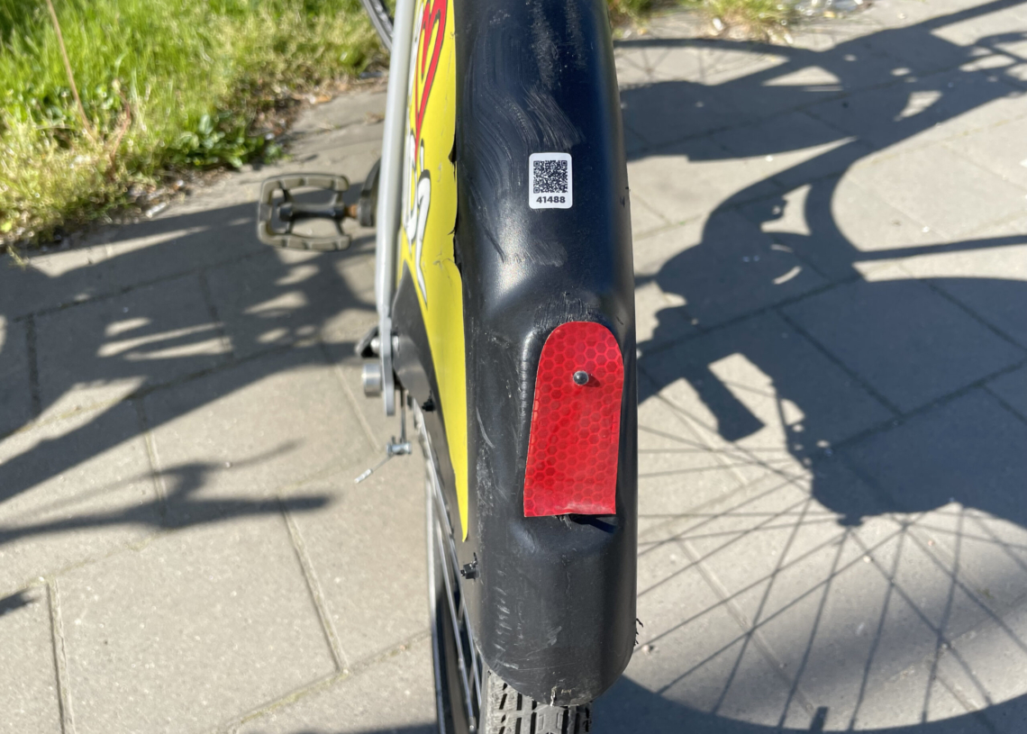 Zamiast lampek w pojazdach Łódzkiego Roweru Publicznego naklejki odblaskowe z diodą. Bezpieczne rozwiązanie? [ZDJĘCIA]
