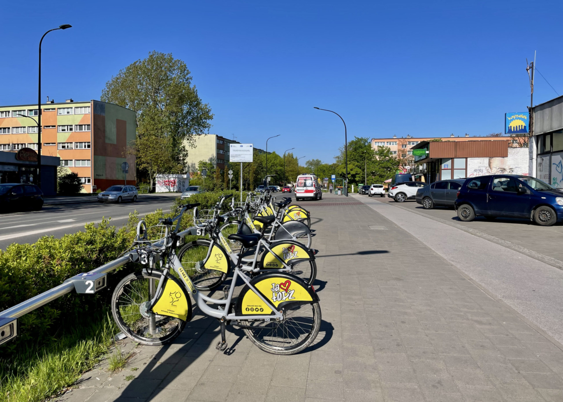 Zamiast lampek w pojazdach Łódzkiego Roweru Publicznego naklejki odblaskowe z diodą. Bezpieczne rozwiązanie? [ZDJĘCIA]