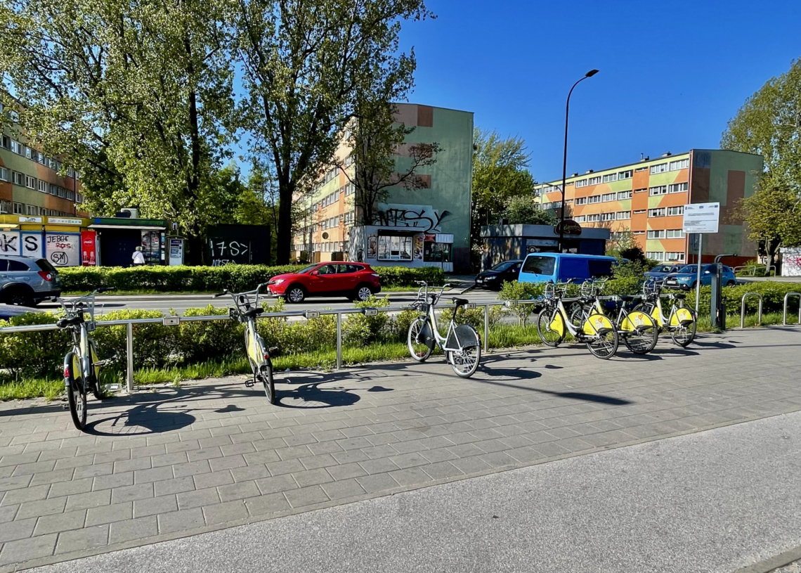 Zamiast lampek w pojazdach Łódzkiego Roweru Publicznego naklejki odblaskowe z diodą. Bezpieczne rozwiązanie? [ZDJĘCIA]