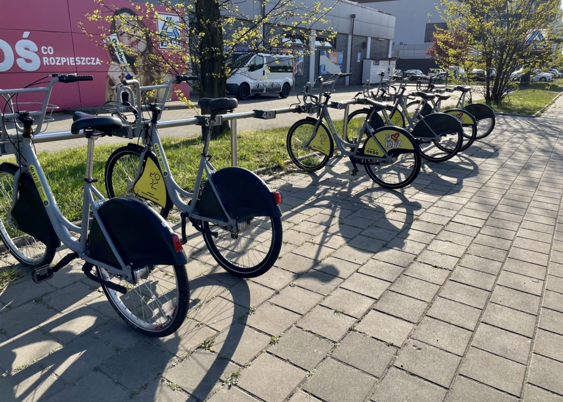 Zamiast lampek w pojazdach Łódzkiego Roweru Publicznego naklejki odblaskowe z diodą. Bezpieczne rozwiązanie? [ZDJĘCIA]