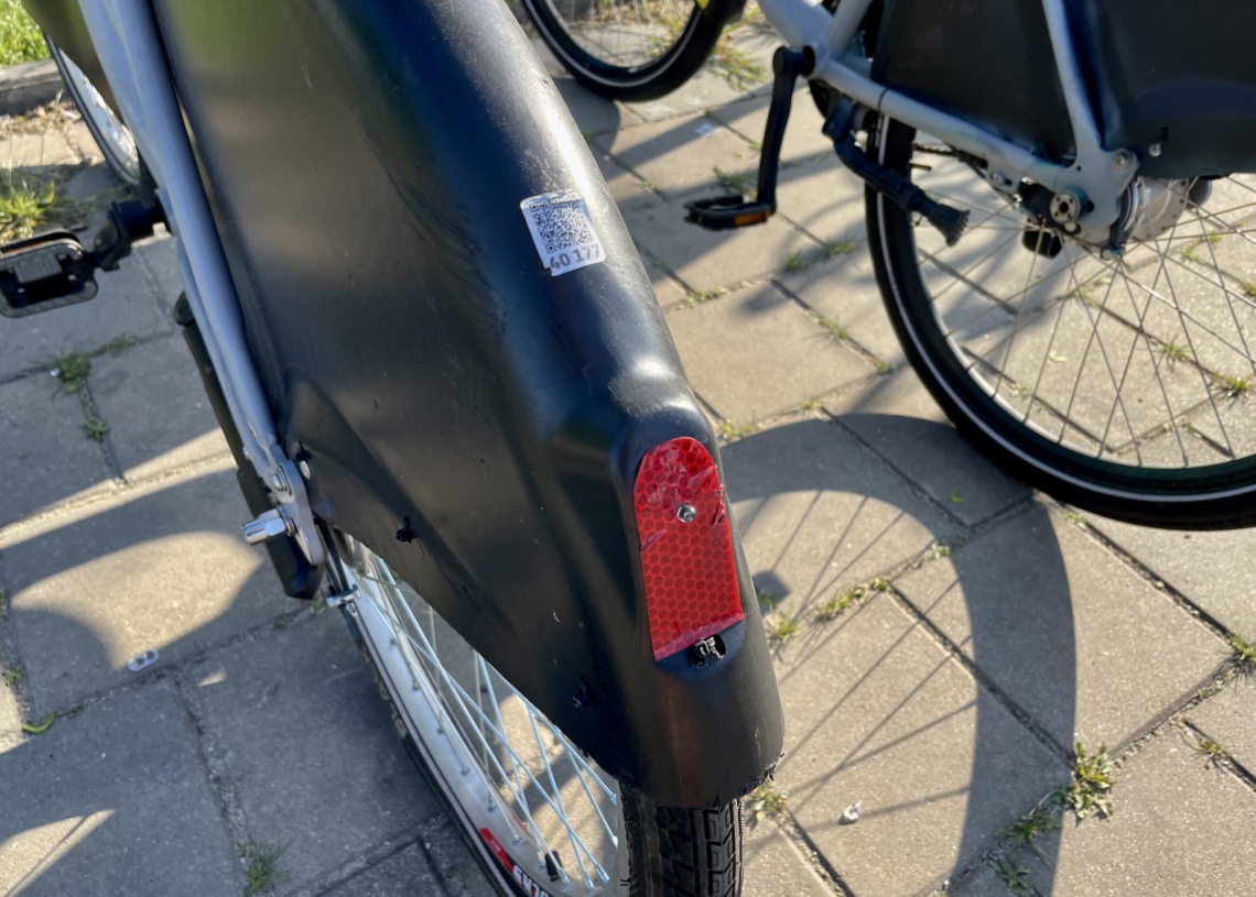 Zamiast lampek w pojazdach Łódzkiego Roweru Publicznego naklejki odblaskowe z diodą. Bezpieczne rozwiązanie? [ZDJĘCIA]