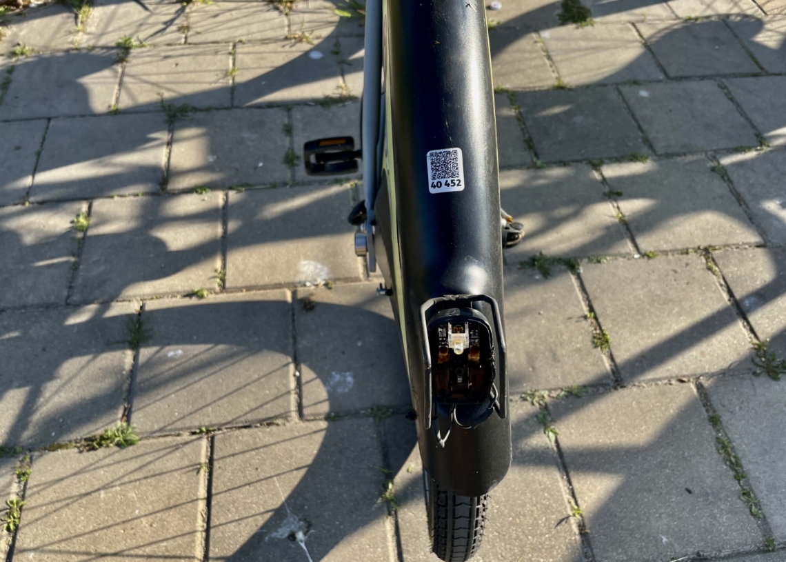 Zamiast lampek w pojazdach Łódzkiego Roweru Publicznego naklejki odblaskowe z diodą. Bezpieczne rozwiązanie? [ZDJĘCIA]