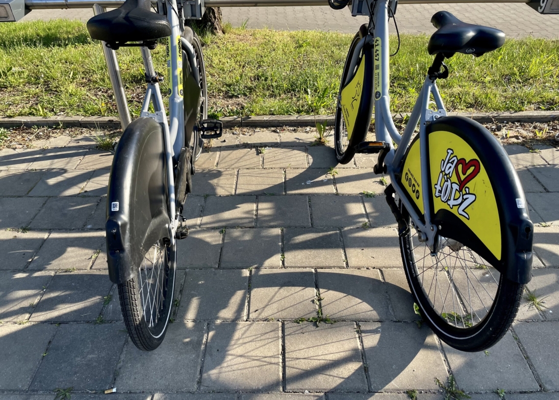 Zamiast lampek w pojazdach Łódzkiego Roweru Publicznego naklejki odblaskowe z diodą. Bezpieczne rozwiązanie? [ZDJĘCIA]
