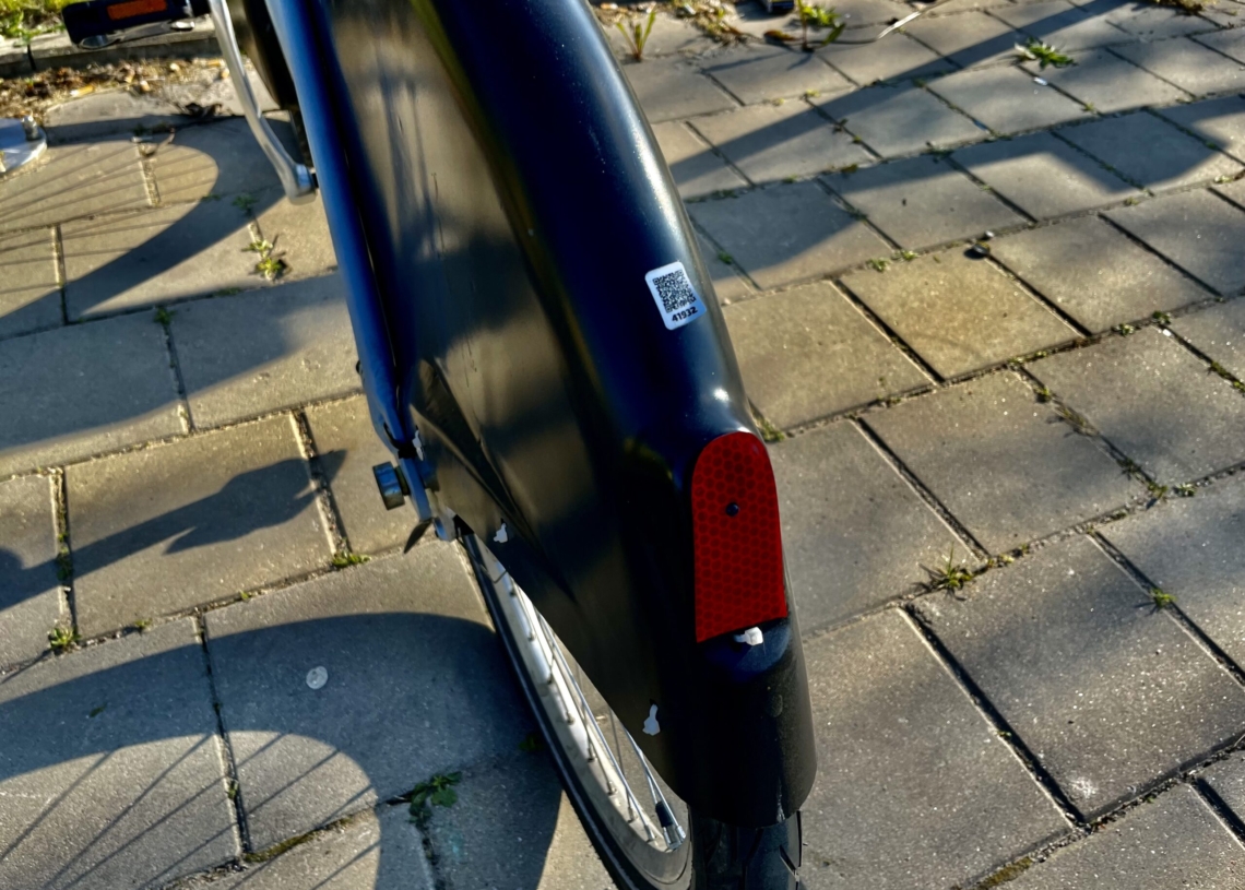 Zamiast lampek w pojazdach Łódzkiego Roweru Publicznego naklejki odblaskowe z diodą. Bezpieczne rozwiązanie? [ZDJĘCIA]
