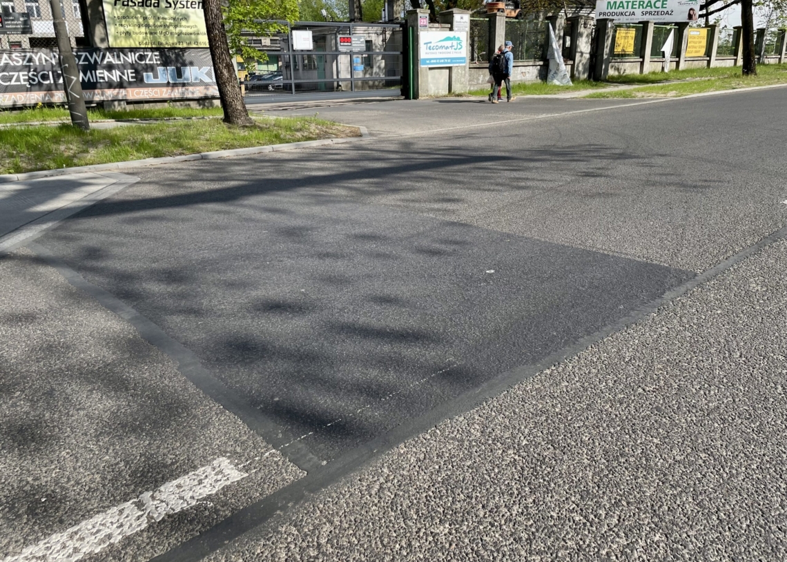 Na dopiero co wyremontowanej Brukowej ostatnio łatano dziury. Czy to prace gwarancyjne? [ZDJĘCIA]