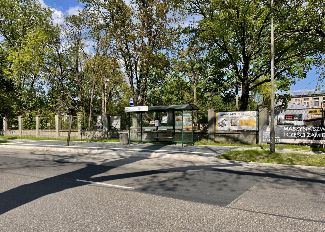 Na dopiero co wyremontowanej Brukowej ostatnio łatano dziury. Czy to prace gwarancyjne? [ZDJĘCIA]
