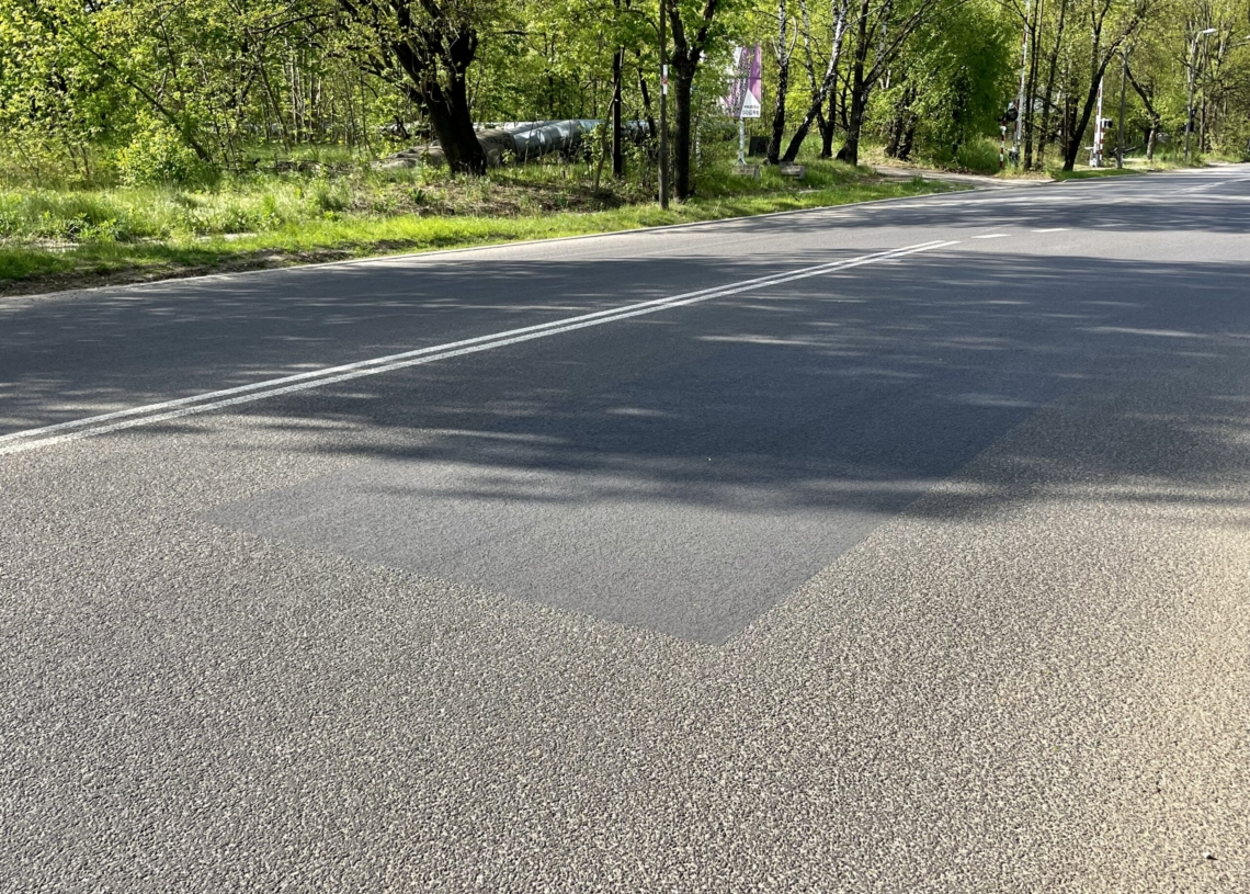 Na dopiero co wyremontowanej Brukowej ostatnio łatano dziury. Czy to prace gwarancyjne? [ZDJĘCIA]