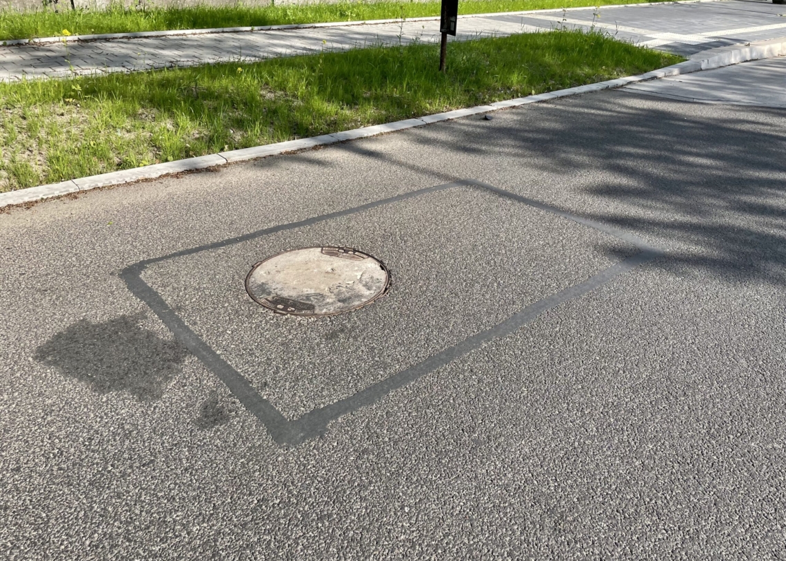 Na dopiero co wyremontowanej Brukowej ostatnio łatano dziury. Czy to prace gwarancyjne? [ZDJĘCIA]