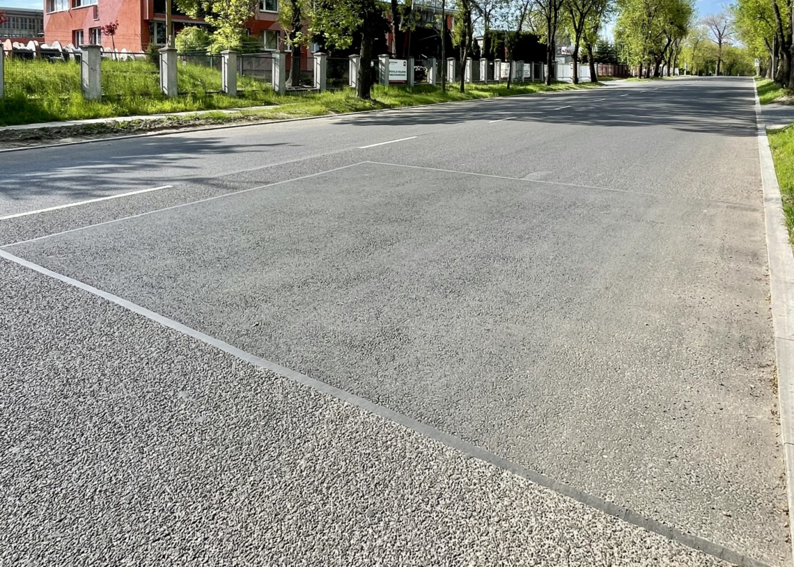 Na dopiero co wyremontowanej Brukowej ostatnio łatano dziury. Czy to prace gwarancyjne? [ZDJĘCIA]
