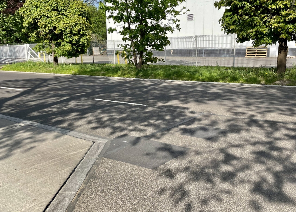 Na dopiero co wyremontowanej Brukowej ostatnio łatano dziury. Czy to prace gwarancyjne? [ZDJĘCIA]